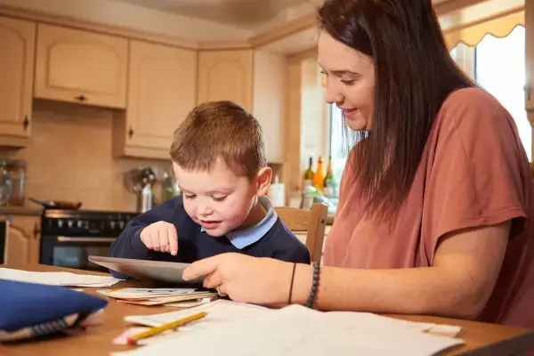 Mejores apps de lectura y cómo bajar para enseñarle a su hijo en casa